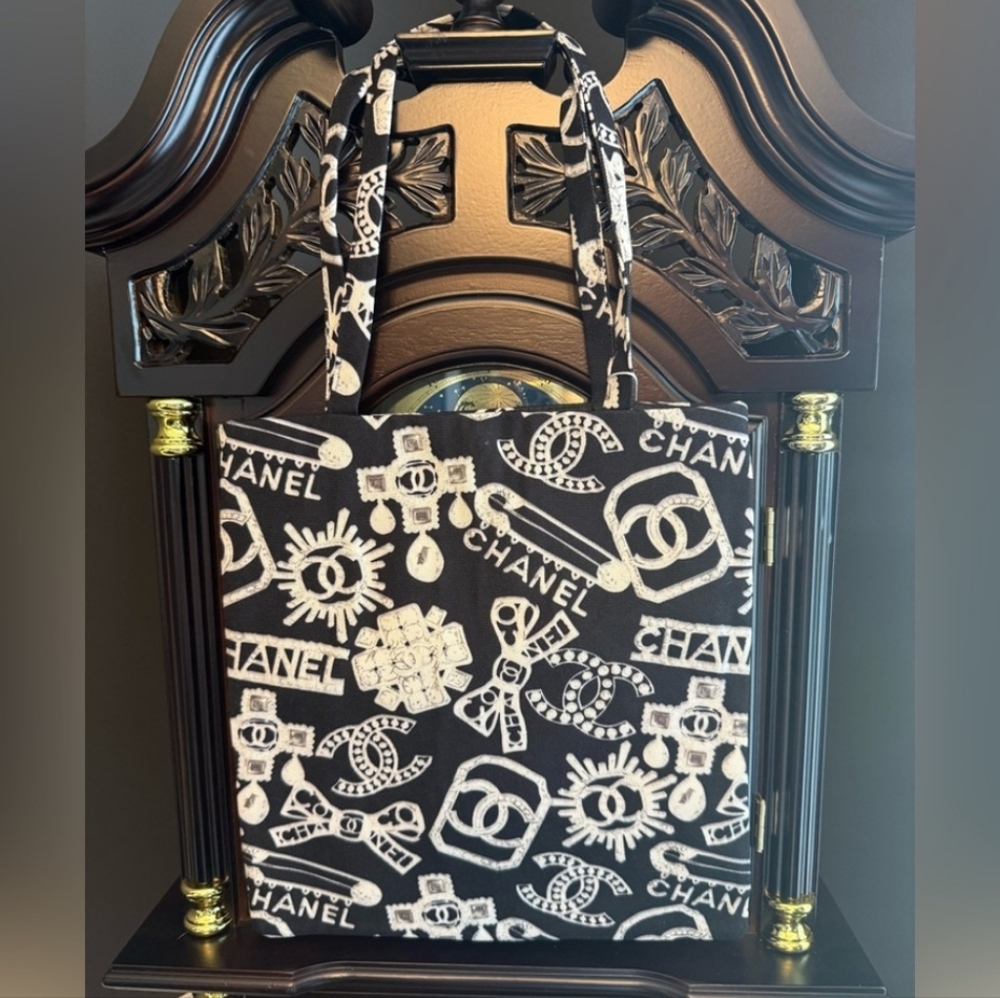 NEW Chanel Employee Gift Monochrome Graphic Tote - Picture 6 of 7